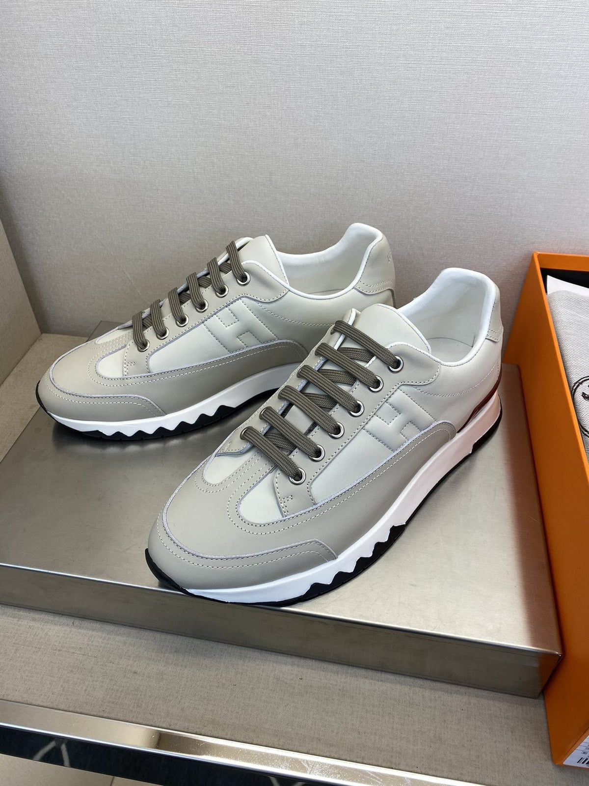 Hermès Men's White and Gray Low-Top Sneakers